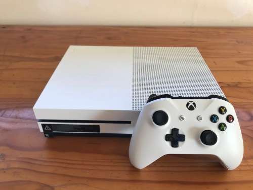 XBOX ONE S 500GB Console with 3 Games & One Controller Great Condition!