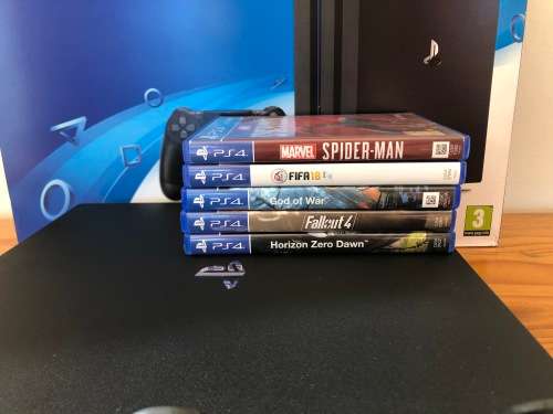 Boxed PS4 Pro With 1 V2 Controller and Games Great Condition!