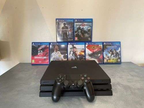 PS4 PRO With 1 V2 Controller and 7 Great Games Great Condition!