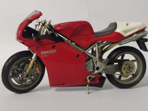 Iconic motorcycle models, Ducati and Suzuki
