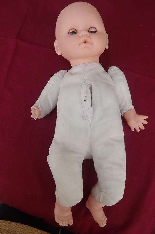 Material Body and soft plastic doll - lost a hand