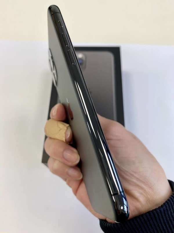 iPhone 11 Pro - 256GB - Space Grey (Unlocked) With Accessories
