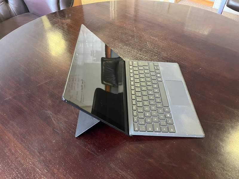 Microsoft Surface Pro 6 i5-8350U 256GB SSD, 8GB RAM + Keyboard (Boxed-Ex Company)