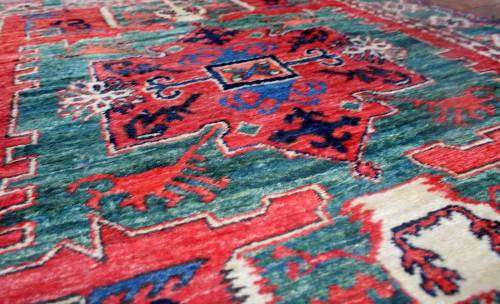 A beautiful hand-knotted Hamadan Persian carpet in good condition