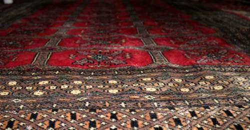 ExceptionaI hand-knotted Bokhara OrientaI carpet. UnusuaI combination of coIours.