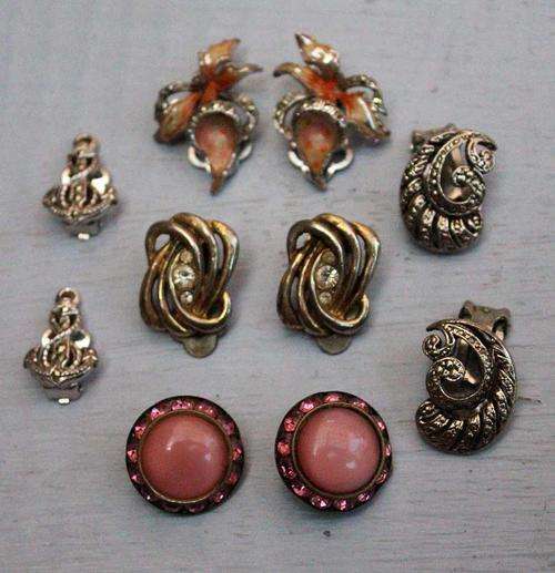 A job lot of vintage jewellery