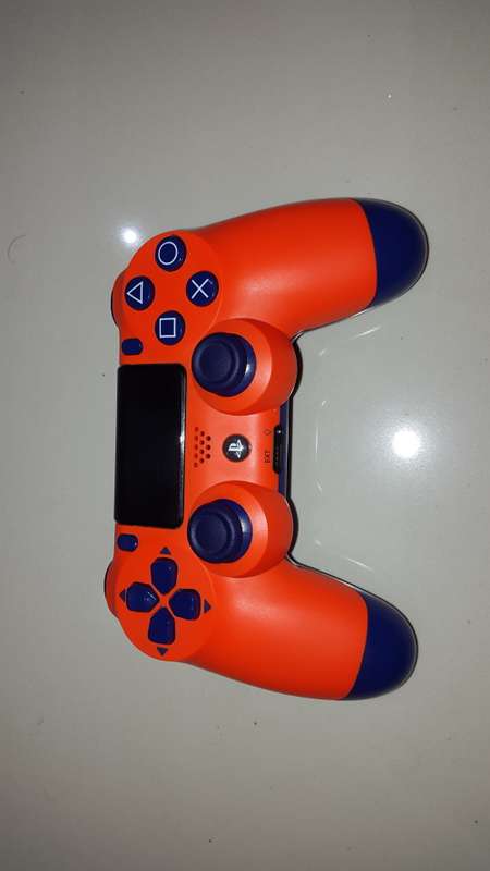 PS4 PRO 1TB + 1 CONTROLLER