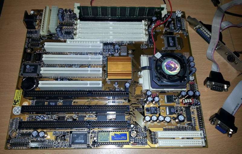 PC Chips Socket 7 Motherboard AT-ATX + Intel Pentium 200Mhz MMX + 32mb DIMM