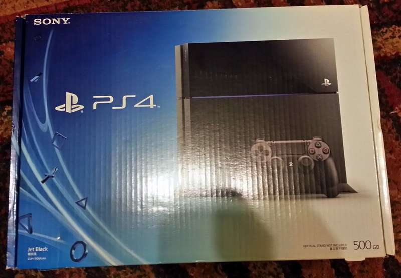 Playstation 4 (PS4) 2TB 2x Remotes, Charge Station, Media Remote, Stand