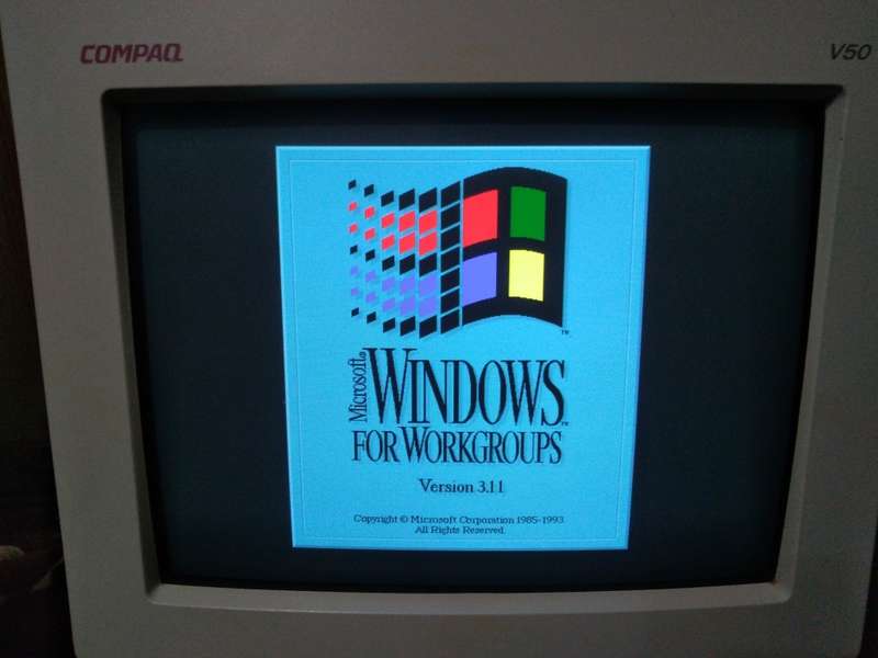 Compaq V50 Model 610 CRT VGA Monitor 15 Inch (1997)