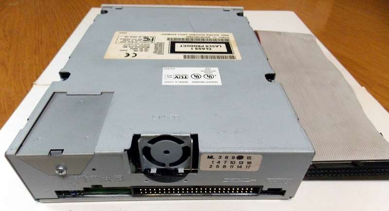 HP SureStore 6020 CD Writer SCSI with Cable (1997)