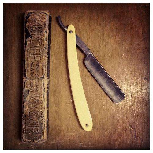Cut throat razor with box