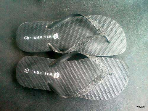 MEN'S SIZE 9 HANG TEN FLIP FLOPS. SOME MARKS. WORN BUT STILL LOOK GOOD.