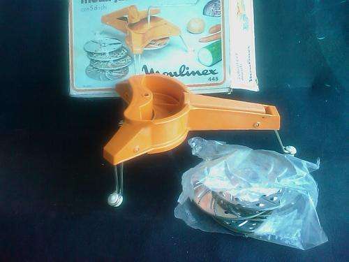PLASTIC MOULI-JULIENNE GRATER/SLICER. WITH 5 ATTACHMENTS. NO HANDLE. BOX IS DAMAGED. BLADES MARKED.