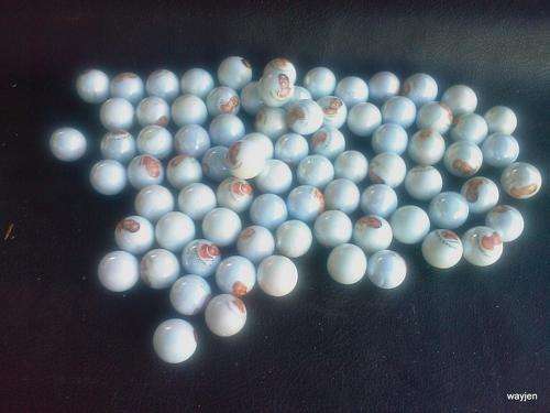 ILLUSTRATED HARLEM GLOBETROTTERS MARBLES. ABOUT 79 MARBLES FEATURING 10 PLAYERS.
