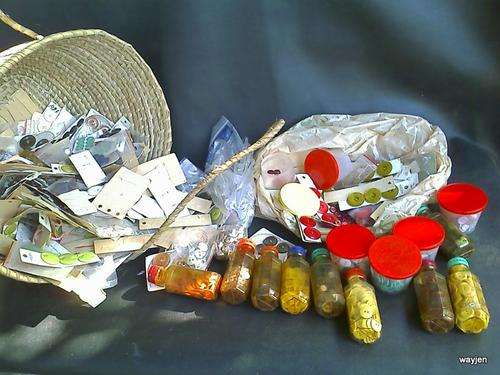HUNDREDS OF VARIOUS BUTTONS. NEW AND USED. VARIOUS STYLES AND COLOURS.