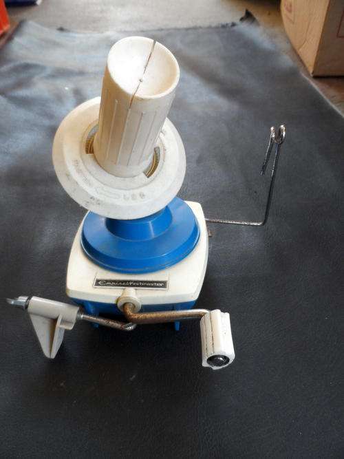 WOOL WINDER WITH BUILT IN TABLE CLAMP. PLEASE NOTE: MARKS & RUST. EMPISAL KNITMASTER.