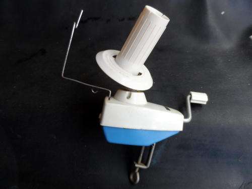 WOOL WINDER WITH BUILT IN TABLE CLAMP. EMPISAL.
