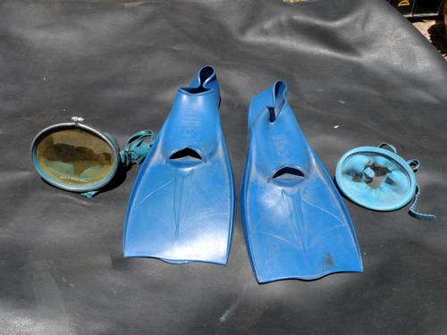 OLD MANTA FINS AND 2 PAIRS OF MASKS. THE FINS STILL LOOK NEW BUT THE MASKS HAVE SOME WORN RUBBER.