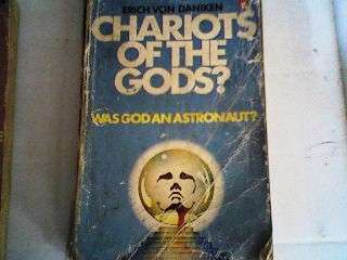 ERICH VON DANIKEN. CHARIOTS OF THE GODS. PAPERBACK.189 PAGES.