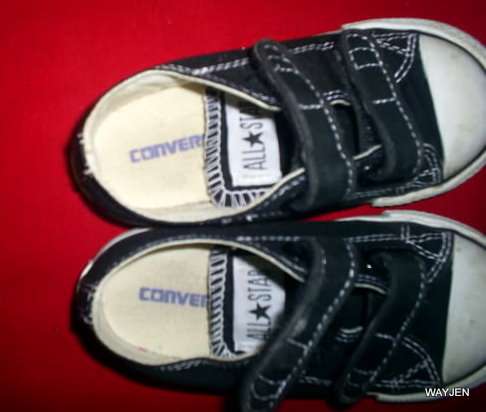 CONVERSE ALL STAR BLACK AND WHITE TAKKIES. KIDS SIZE 7. SOLES PERFECT BUT SCUFF MARKS INFRONT.