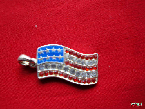 AMERICAN BLING. A BEAUTIFUL AMERICAN FLAG PENDANT OR CHARM.