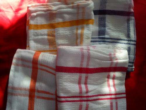 4 DISH CLOTHES OF VARIOUS COLORS.