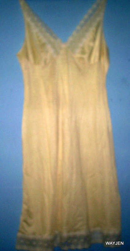 VINTAGE FULL LENGTH PETTICOAT. FOSCHINI SIZE 14. BUST 97 HIP 102. BEIGE.