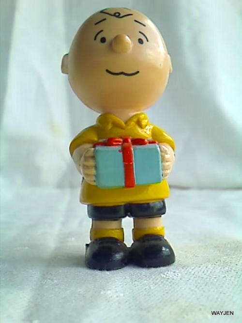 PEANUTS CHARACTER. CHARLIE BROWN FIGURINE. 8cm HIGH. COLGATE - PALMOLIVE WRITTEN ON UNDERSIDE.