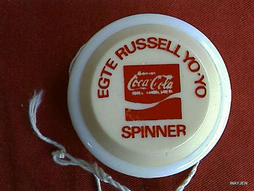 GENUINE/EGTE RUSSELL COCA COLA YO-YO. SPINNER. STRINGS ATTACHED. WHITE AND CREAM.