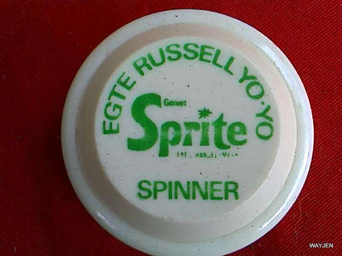 GENUINE/EGTE RUSSELL SPRITE YO-YO. SPINNER. NO STRINGS ATTACHED. WHITE AND CREAM.PART OF COCA COLA?