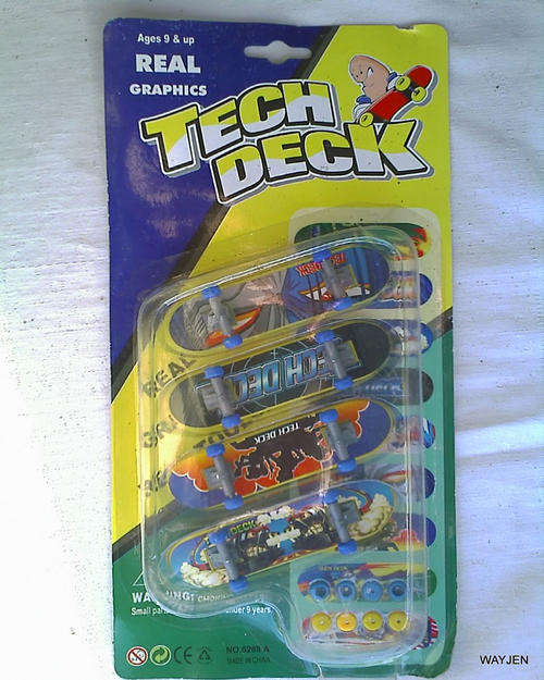 TECH DECK. HAND/FINGER SKATEBOARDING. 4 BOARDS AND SPARE WHEELS. NEW.