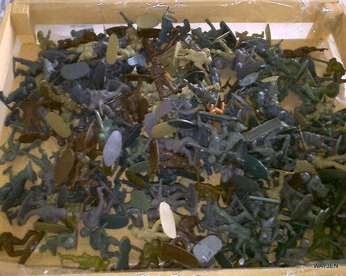 BIG COLLECTION OF PLASTIC ARMY MEN OF VARIOUS SIZES. OVER 150 OF THEM. SOME HAVE DAMAGE TO THEM.