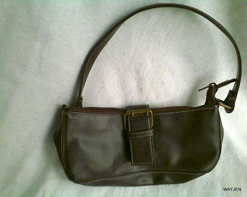 BROWN FAUX LEATHER BAG. 2 WORKING ZIPS. AS GOOD AS NEW. 26 X 10cm.