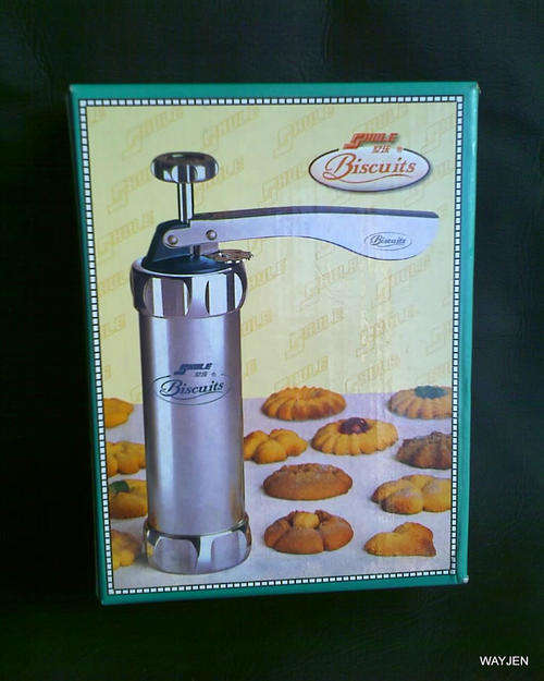 COOKIE CUTTER WITH 6 INTERCHANGEABLE DISKS AND INSTRUCTION BOOK. LOOKS BRAND NEW.