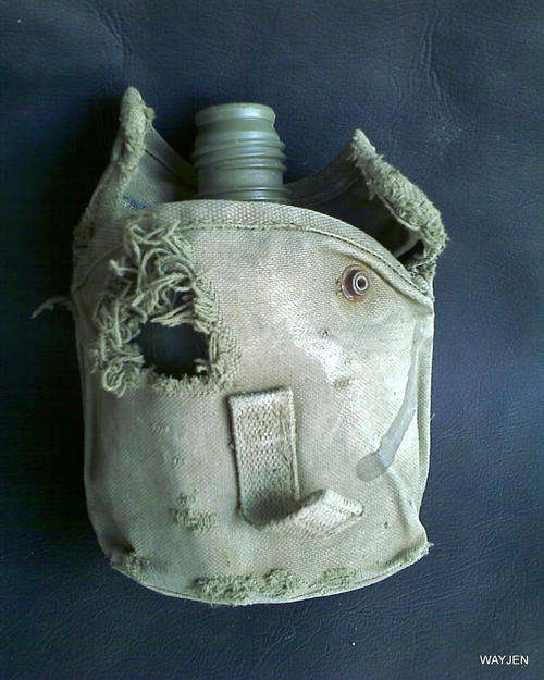 ARMY WATTLE BOTTLE WITH POUCH. PLEASE NOTE: NO LID ON BOTTLE AND POUCH IS DAMAGED.