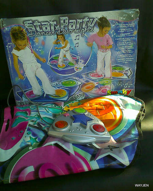 STAR PARTY DUO DANCE MAT. USES 4 X AA BATTERIES. LIGHTS UP TO DANCE ON. WORKING.