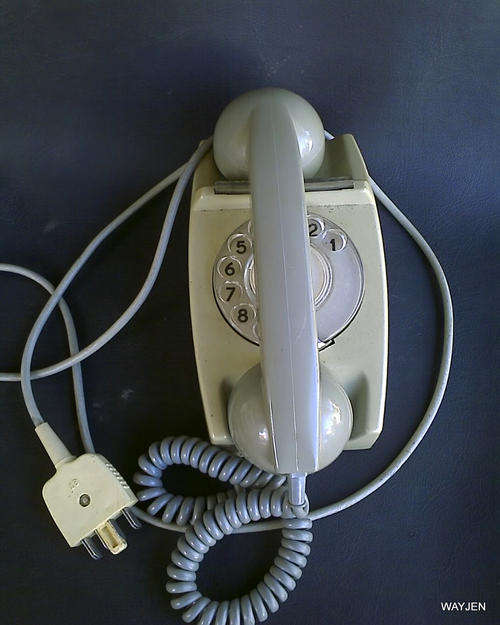 OLD TELEPHONE. RUBBERIZED BOTTOM. NOT TESTED BUT DIAL SEEMS TO BE RUNNING SMOOTH.