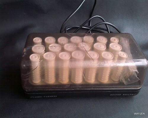 20 CLASSIC CARMEN HEATED CURLERS AND PINS. WORKING. PLEASE NOTE: CRACKS ON HINGED LID.