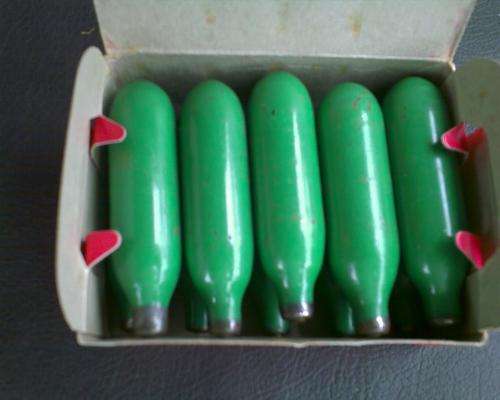 BOX OF 10 GAS CYLINDERS FOR SODA BOTTLE. SPARKLETS. 10 BULBS. BOC ENGLAND.