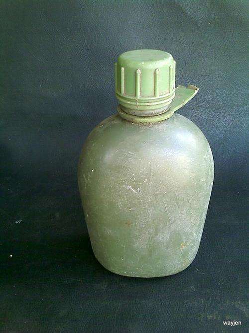 ARMY WATER BOTTLE. NOTE DAMAGE TO PLASTIC.