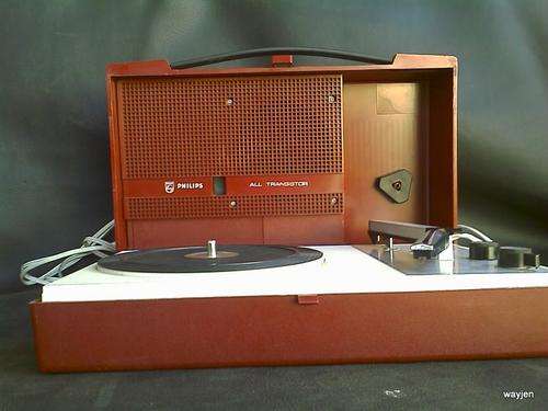 PHILIPS RECORD PLAYER.RECORD PLAYER FOLDS UP INTO A CARRIER BOX. TESTED AND NOT WORKING.SMALL CRACK.