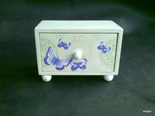 BUTTERFLY JEWELLERY/TRINKET LITTLE DRESSER. VERY NEAT.