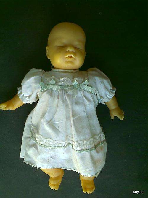 LITTLE DREAM BABY. SOFT BODY.RUBBER HEAD, ARMS & LEGS. NEEDS A CLEAN. 27,5cm LONG.
