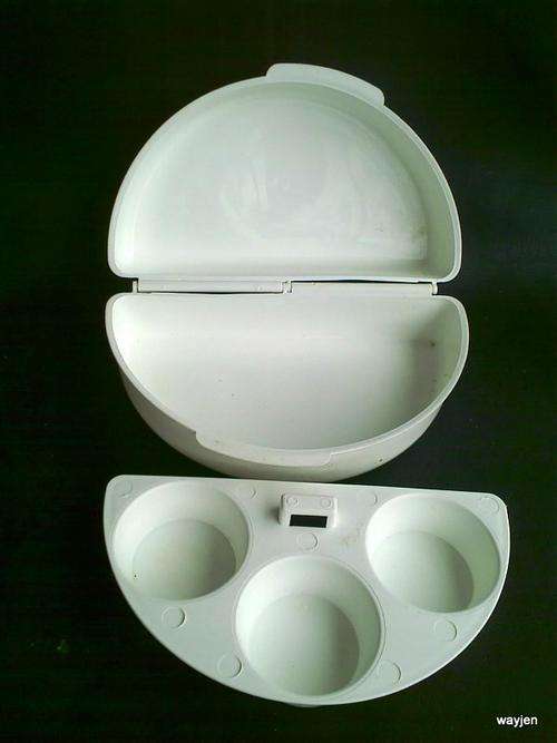 3 EGG POACHER. MICRO ONLY. INNER CAN BE REMOVED AND BOWL CAN BE USED TO MAKE OMELETS.