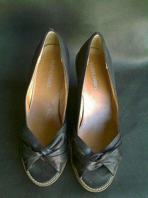 "I LOVE SHOES" SIZE 6 BLACK WEDGE SHOES. HEEL: 16,5cm HIGH. SLIGHT WEAR.