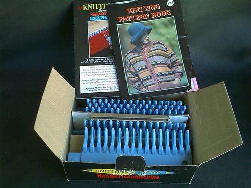 KNITTING MATE. HAND KNITTING MACHINE.ALL COMPONENTS IN BOX WITH INSTRUCTIONS & PATTERN BOOK. NEW.