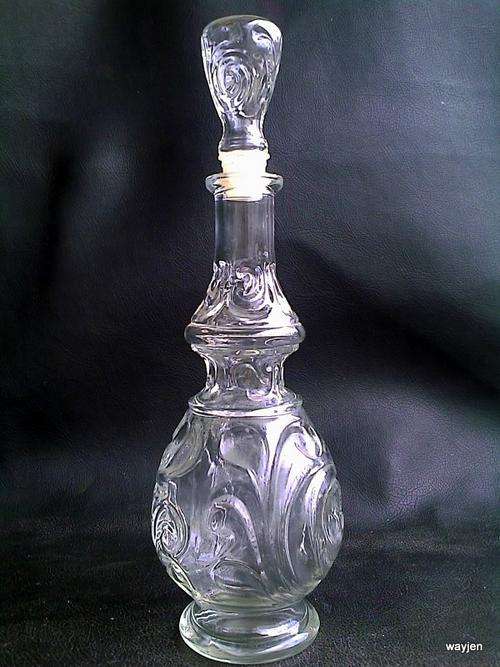 GLASS DECANTER WITH GLASS STOPPER. 30cm HIGH INCLUDING STOPPER. 23cm WITHOUT STOPPER.