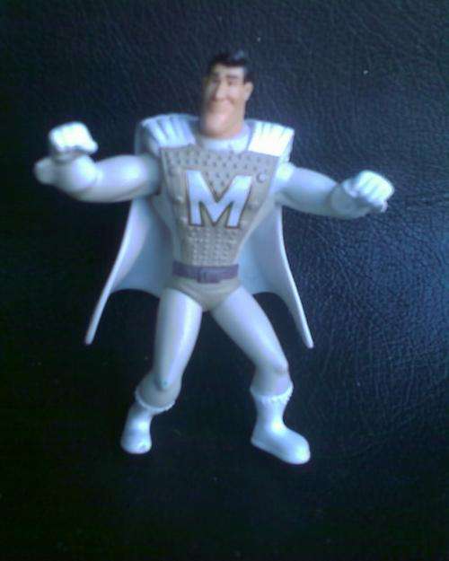 SUPERHERO WITH CAPE AND PUNCHING ARMS. BIG "M" ON CHEST. 10cm TALL.