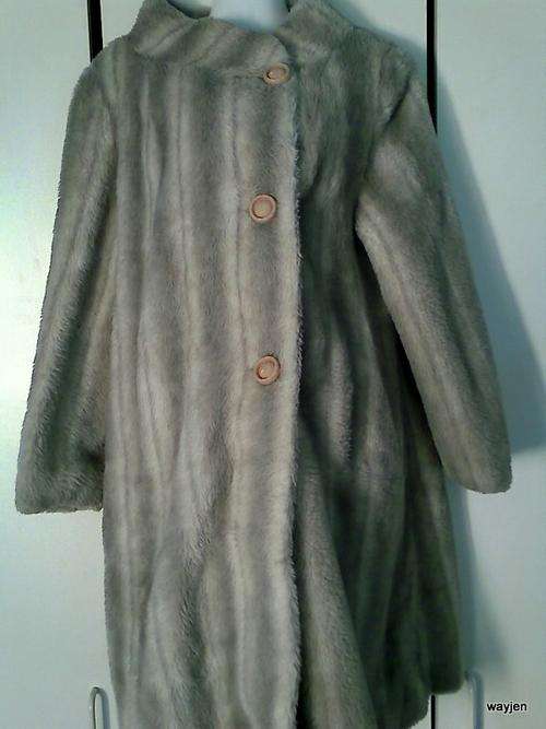 GREY FUR COAT. LINING IS LOOSE AND TAG IS LOOSE. DON'T KNOW IF THIS REAL OR FAUX FUR.